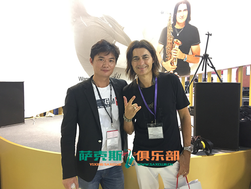 与加拿大萨克斯演奏家沃伦·希尔合影