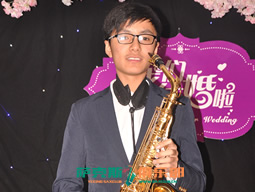 学员王致远萨克斯上台表演